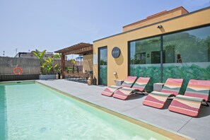 Seasonal outdoor pool, pool umbrellas, sun loungers - Hotel Niu Barcelona (Barcelona)