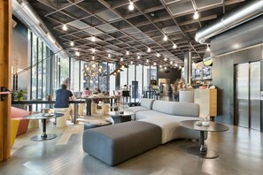 Café da manhã com buffet todos os dias mediante uma taxa