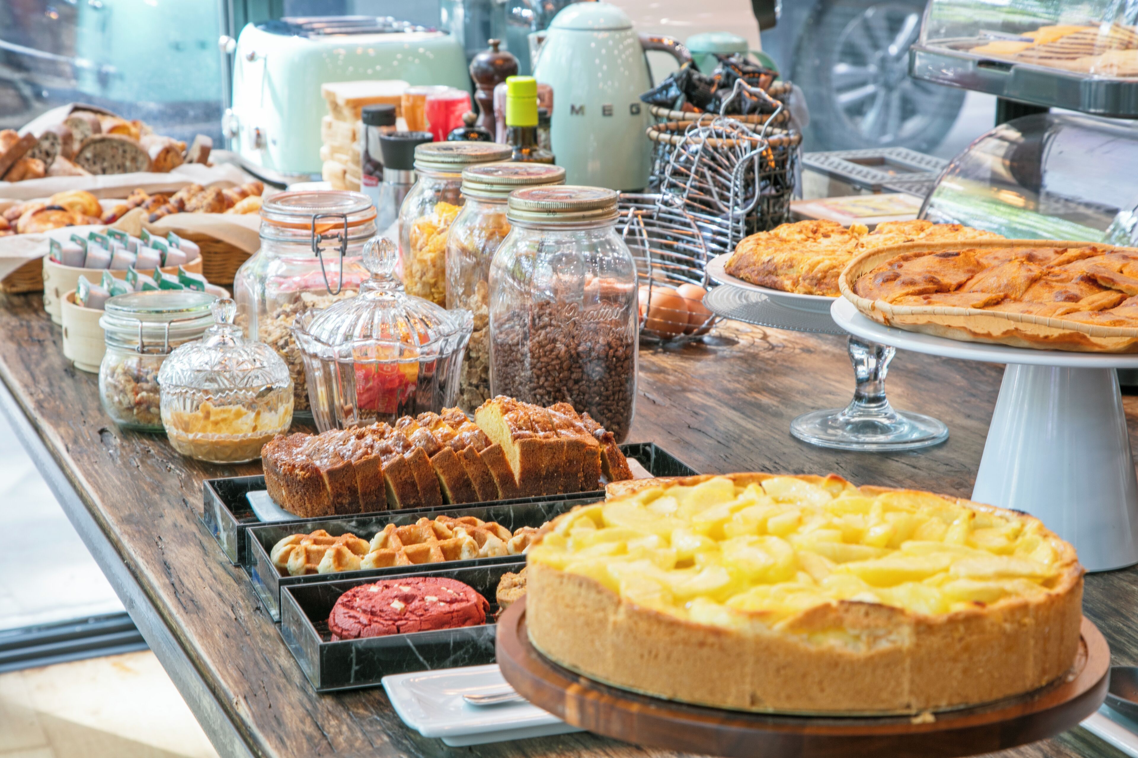 Un buffet proposant une variété de produits de boulangerie et de pâtisserie.