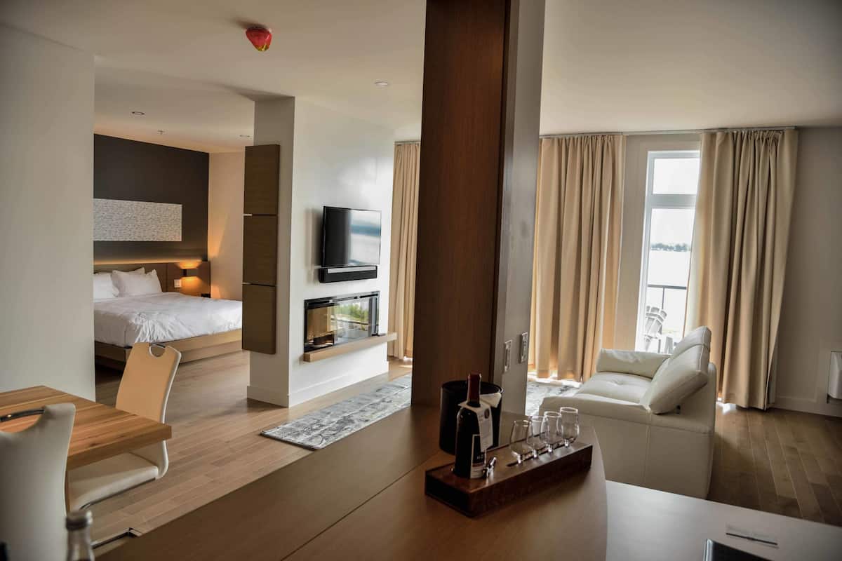 Executive Suite, 1 King Bed, Balcony, Lake View