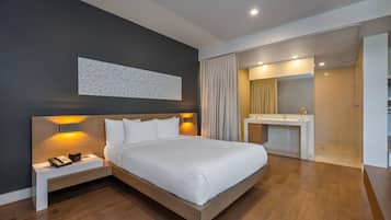 Room, 1 Queen Bed, Accessible, Non Smoking (Golf Course View) | 1 bedroom, minibar, laptop workspace, soundproofing