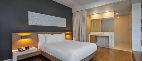 Room, 1 Queen Bed, Accessible, Non Smoking (Golf Course View) | 1 bedroom, minibar, laptop workspace, soundproofing