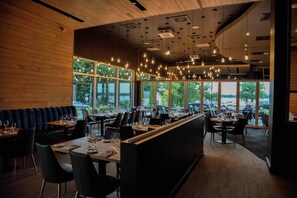 早餐，供應午餐和晚餐