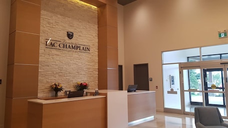 Vestíbulo. Hotel du Lac Champlain, an Ascend Collection Hotel