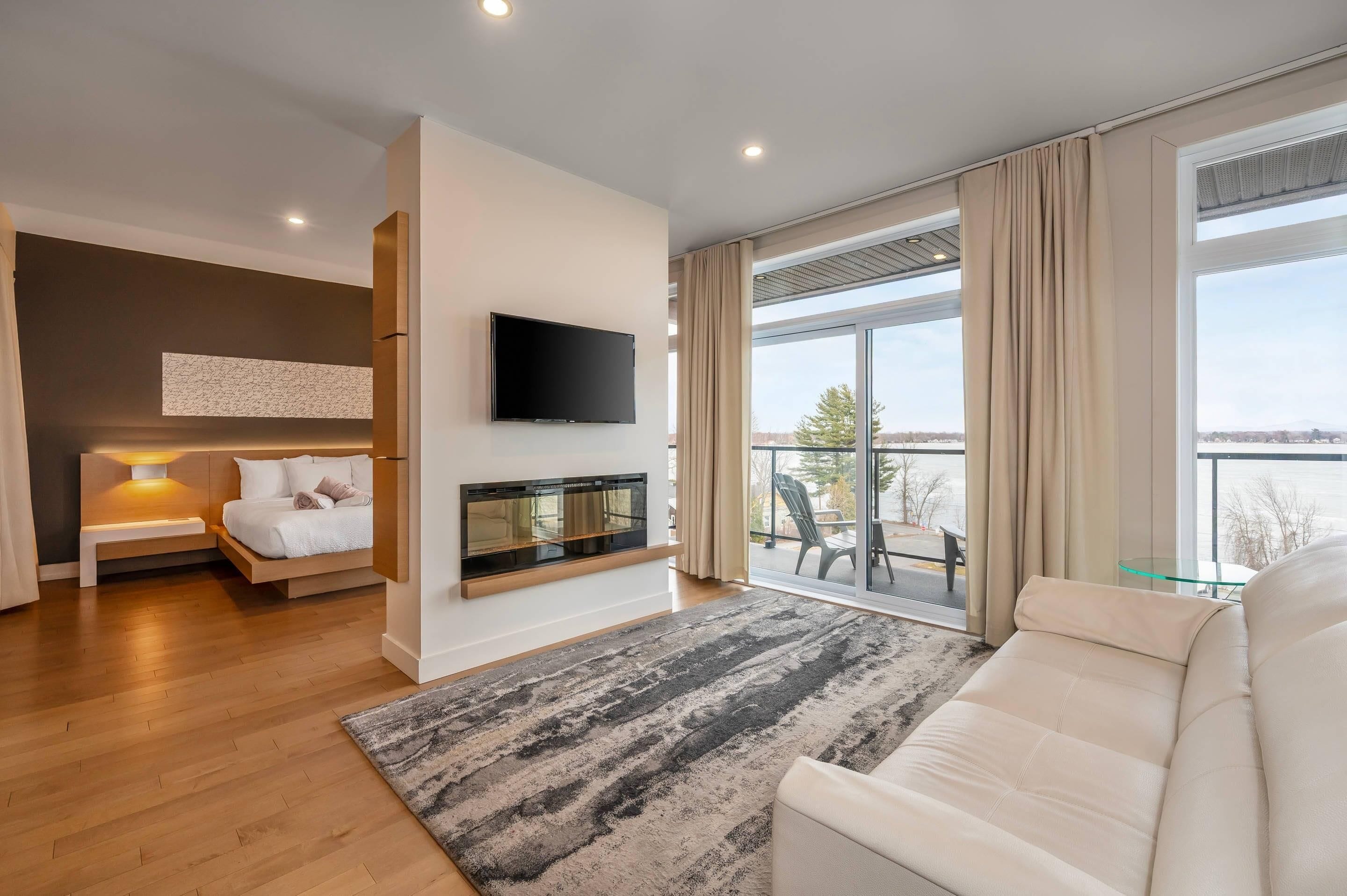 Suite, 1 cama King size, para no fumadores, vista al lago | 1 habitación, minibar y espacio para trabajar con laptop 