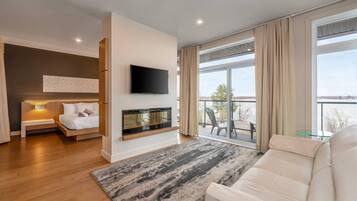 Suite, 1 cama King size, para no fumadores, vista al lago | 1 habitación, minibar y espacio para trabajar con laptop