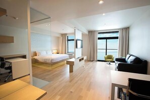 Junior Suite, 1 King Bed, Lake View | 1 bedroom, minibar, laptop workspace, soundproofing - La Cache du Lac Champlain (Venise-en-Quebec)