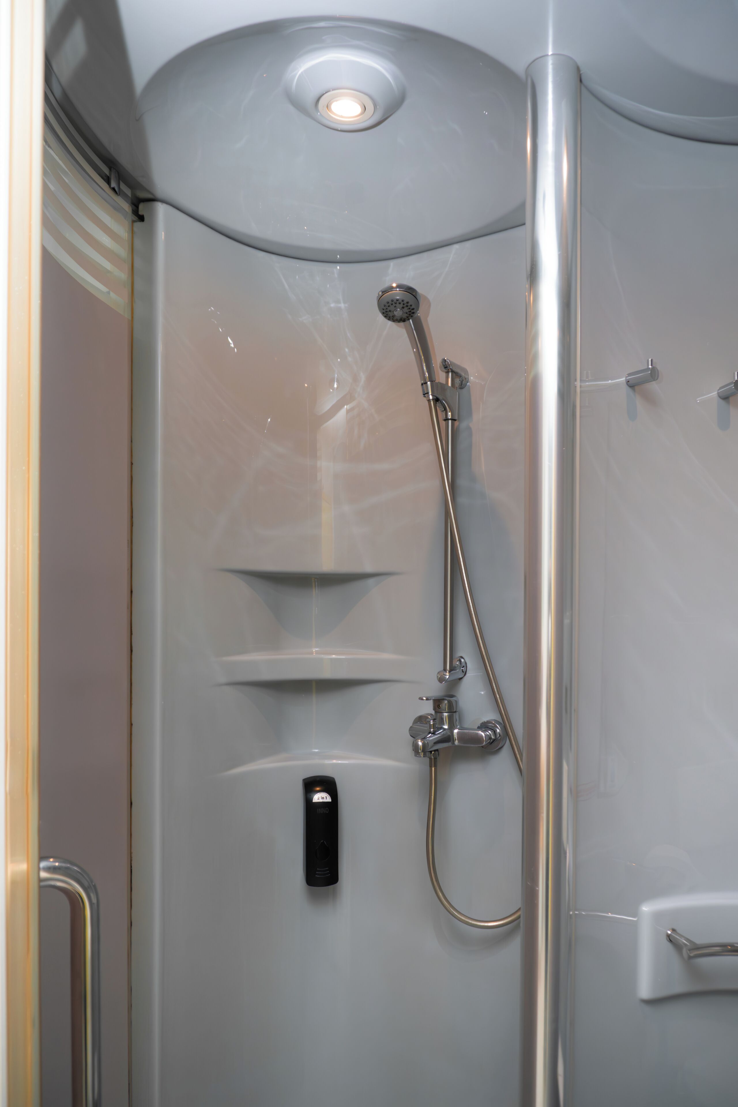 Værelse (POP!) | Badeværelse | Bruser, gratis toiletartikler, håndklæder