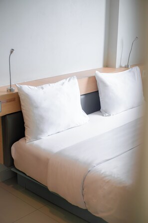 Room (POP!) | Premium bedding, in-room safe, desk, blackout curtains - POP! Hotel Banjarmasin (Banjarmasin)