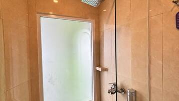 Kamar (POP!) | Kamar mandi | Shower, perlengkapan mandi gratis, dan handuk