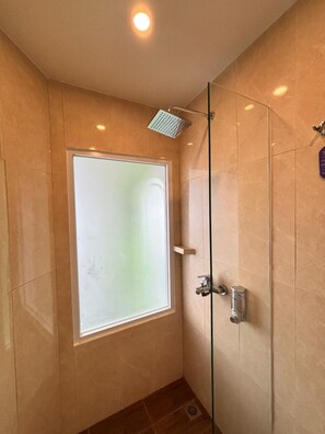 Room (POP!) | Bathroom | Shower, free toiletries, towels - POP! Hotel Banjarmasin (Banjarmasin)