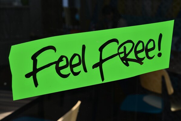 A green sign with the text "Feel Free!"