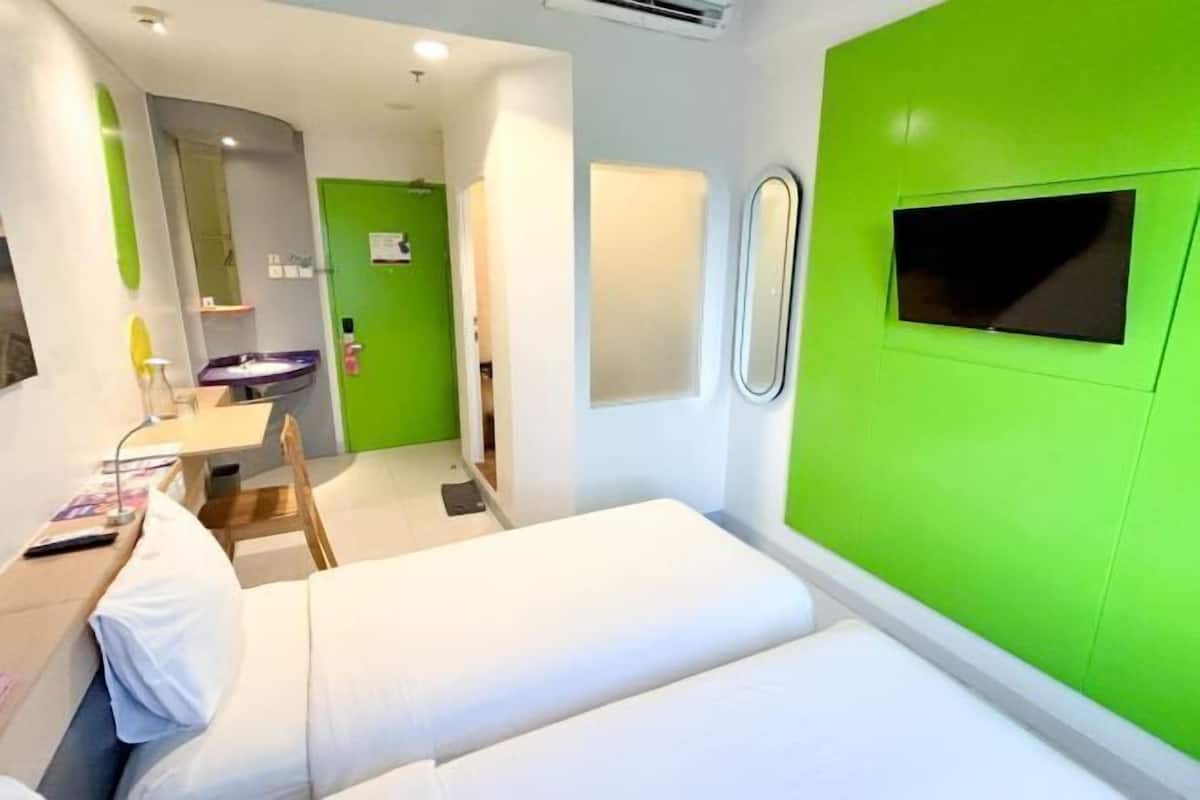 Premium bedding, in-room safe, desk, blackout drapes