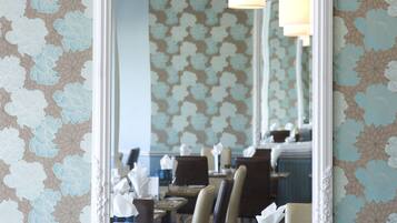 Breakfast and dinner served