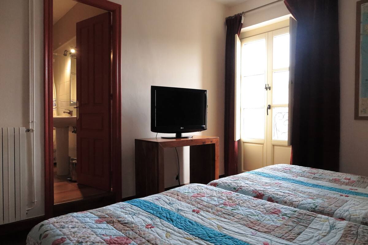 Desk, cots/infant beds