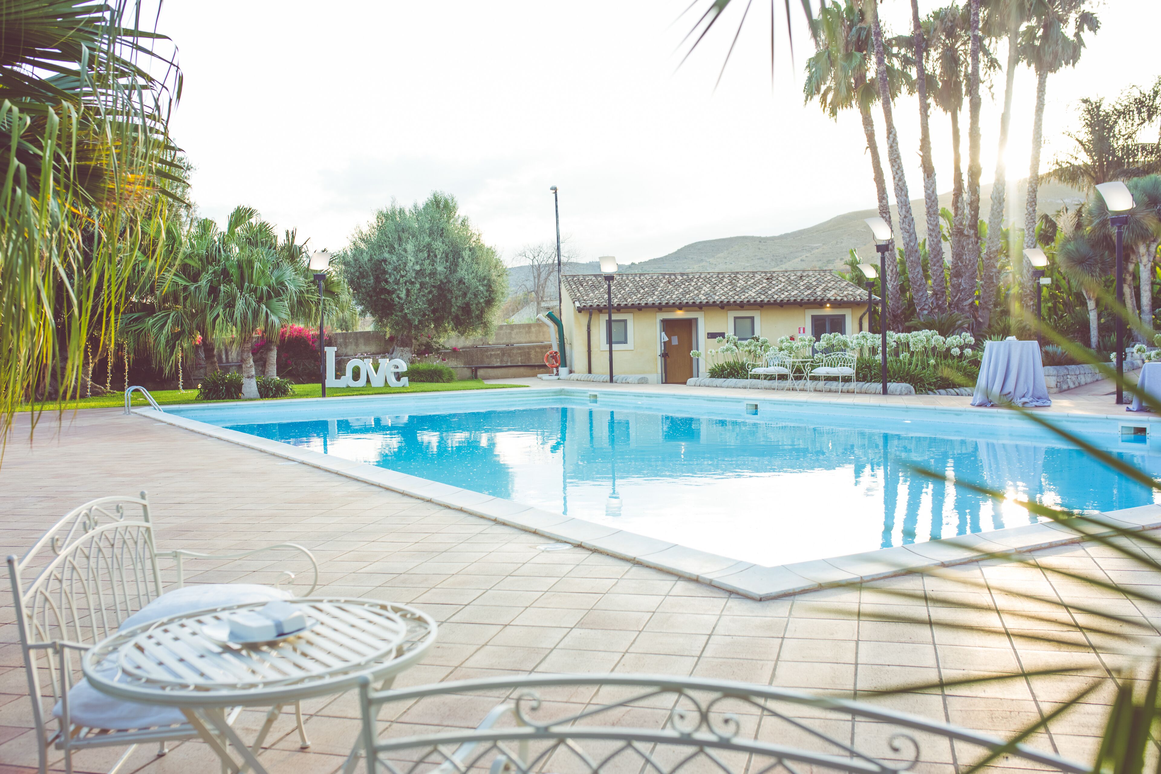 حمّام سباحة خارجي، مقاعد للتشمس