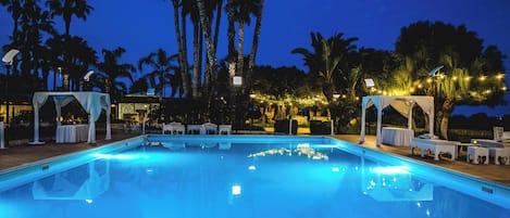 Outdoor pool, pool loungers