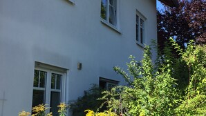 A two-story building with white exterior walls and multiple windows. - Ferienwohnung Zacharias (Bad Hersfeld)