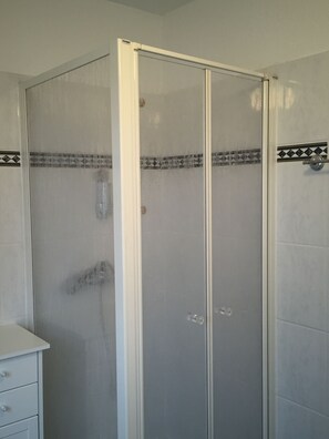 Design appartement, 1 slaapkamer, terras | Badkamer | Een aparte badkuip en douche, gratis toiletartikelen, een haardroger