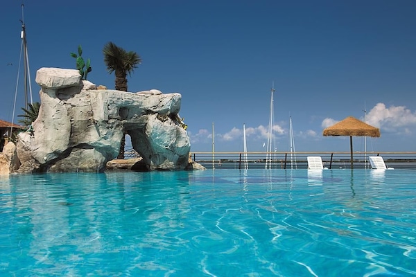 Una piscina al aire libre de temporada