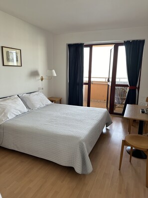 Premium bedding, in-room safe, iron/ironing board, bed sheets - Nauthotel Porto San Vito (Grado)