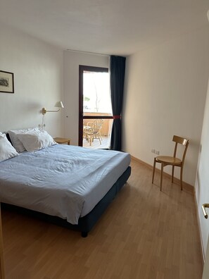 Suite familiar, 1 habitación, terraza, mirando al mar | Ropa de cama de alta calidad, caja fuerte, tabla de planchar con plancha