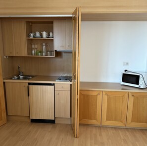 Suite familiar, 1 habitación, terraza, frente a la playa | Cocina privada | Frigorífico, microondas, placa de cocina y utensilios de cocina