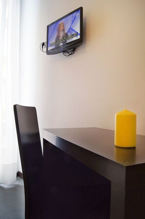 Desk, blackout curtains, iron/ironing board, free WiFi - Hostal Cibeles (Madrid)