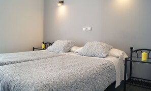 Shower, hair dryer, towels - Hostal Cibeles (Madrid)