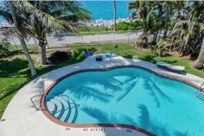 Outdoor pool, pool umbrellas, sun loungers - Southwind by iTrip Palm Beach (Singer Island)