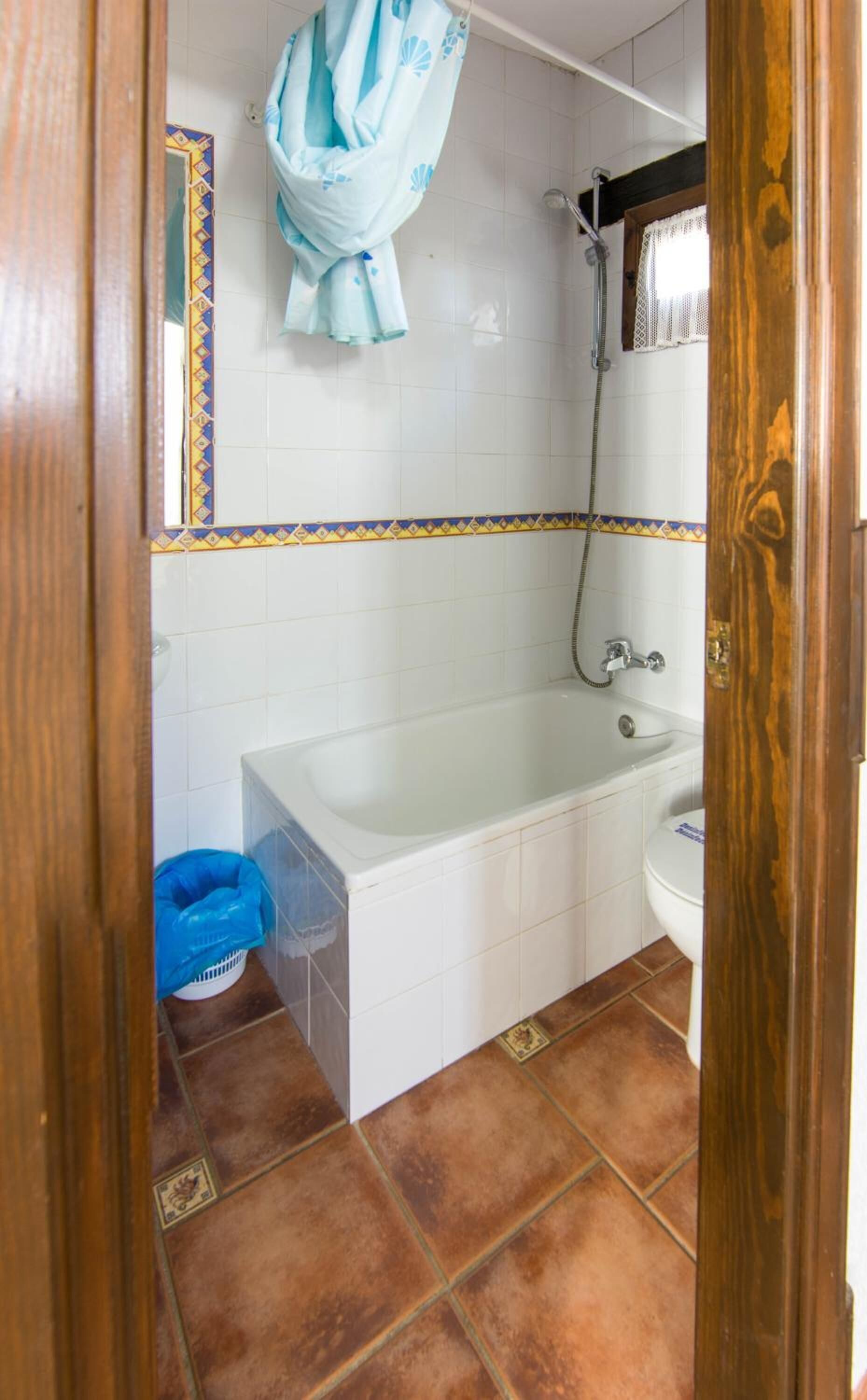 Un bagno con vasca, WC e doccia.