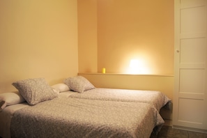 Twin Room, Private Bathroom | Desk, free WiFi, bed sheets - Hostal Alistana (Madrid)