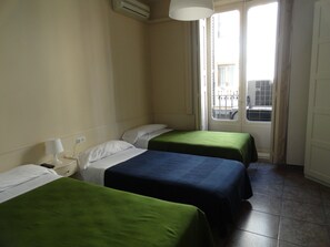 Desk, free WiFi, bed sheets - Hostal Alistana (Madrid)