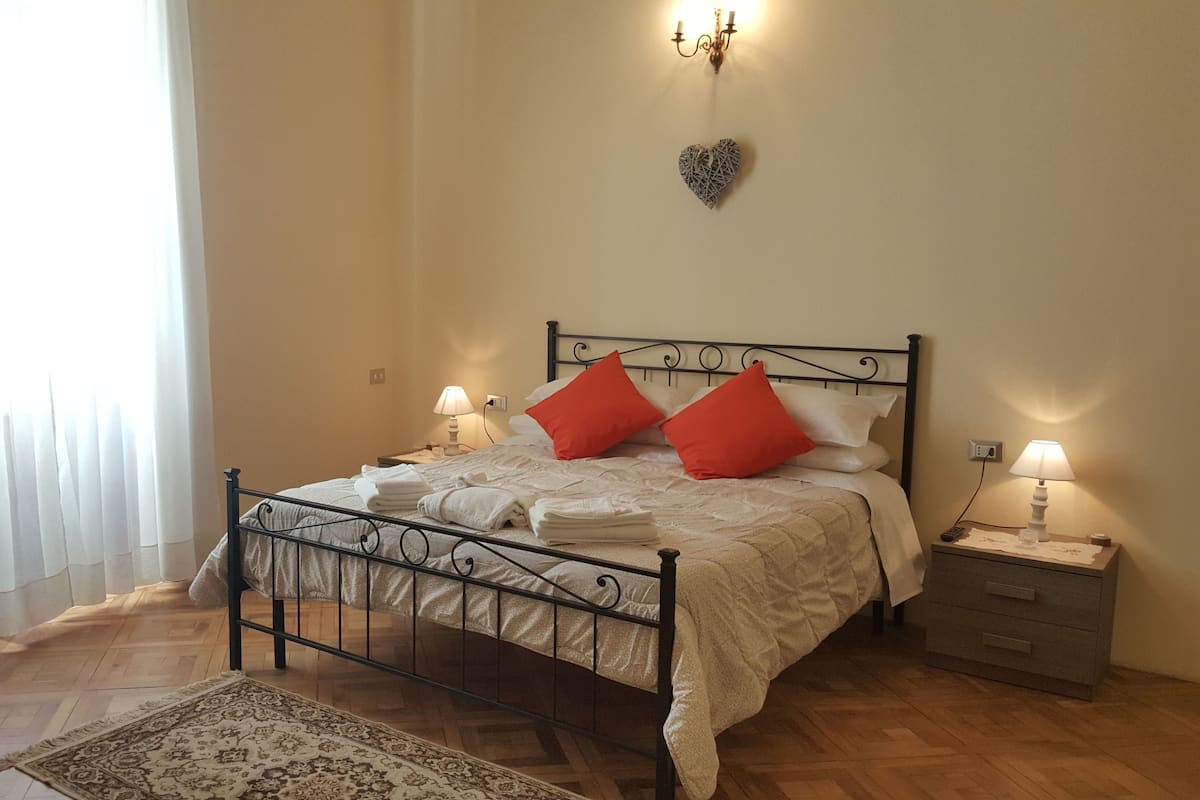 Luxury Room, 1 Bedroom, Private Bathroom (External) | 1 bilik tidur, peralatan tempat tidur hipoalergenik, gebar bulu kapas