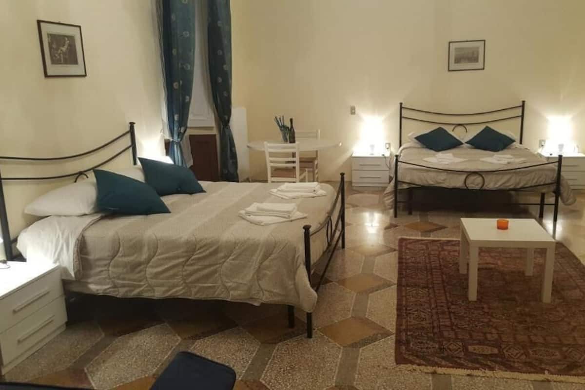 Deluxe Quadruple Room, 2 Bedrooms, Bathtub | 1 bilik tidur, peralatan tempat tidur hipoalergenik, gebar bulu kapas