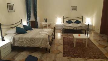 Quarto quádruplo luxo, 2 quartos, banheira | 1 quarto, roupas de cama antialérgicas, edredons de pluma