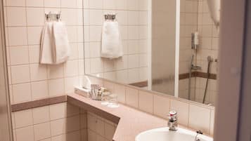 シャワー、ヘアドライヤー、タオル、石鹸