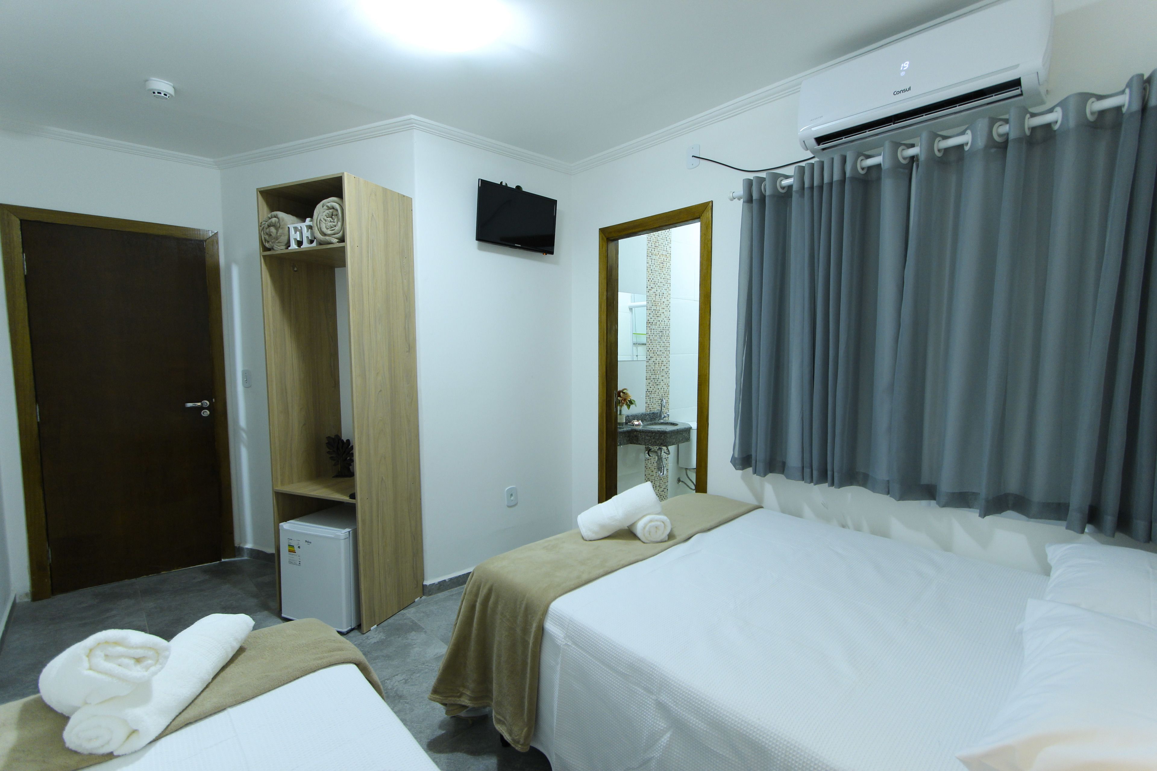 Frigobar, cortinas blackout, ferros/tábuas de passar roupa