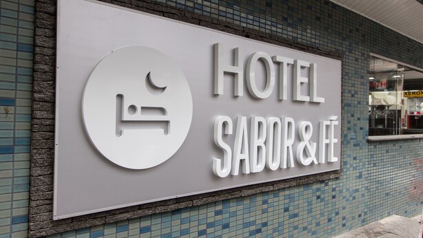 A hotel sign with a bed icon and the name "HOTEL SABOR & FE". - Hotel Sabor e Fé (Aparecida)