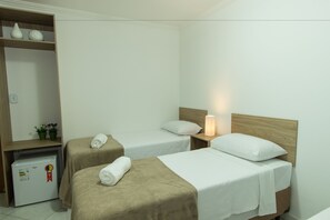 Minibar, cortinas blackout, tabla de planchar con plancha y wifi gratis 