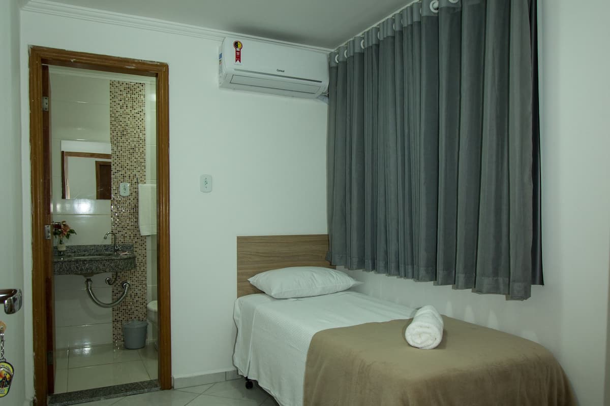 Habitación individual estándar | Minibar, cortinas opacas, tabla de planchar con plancha y wifi gratis