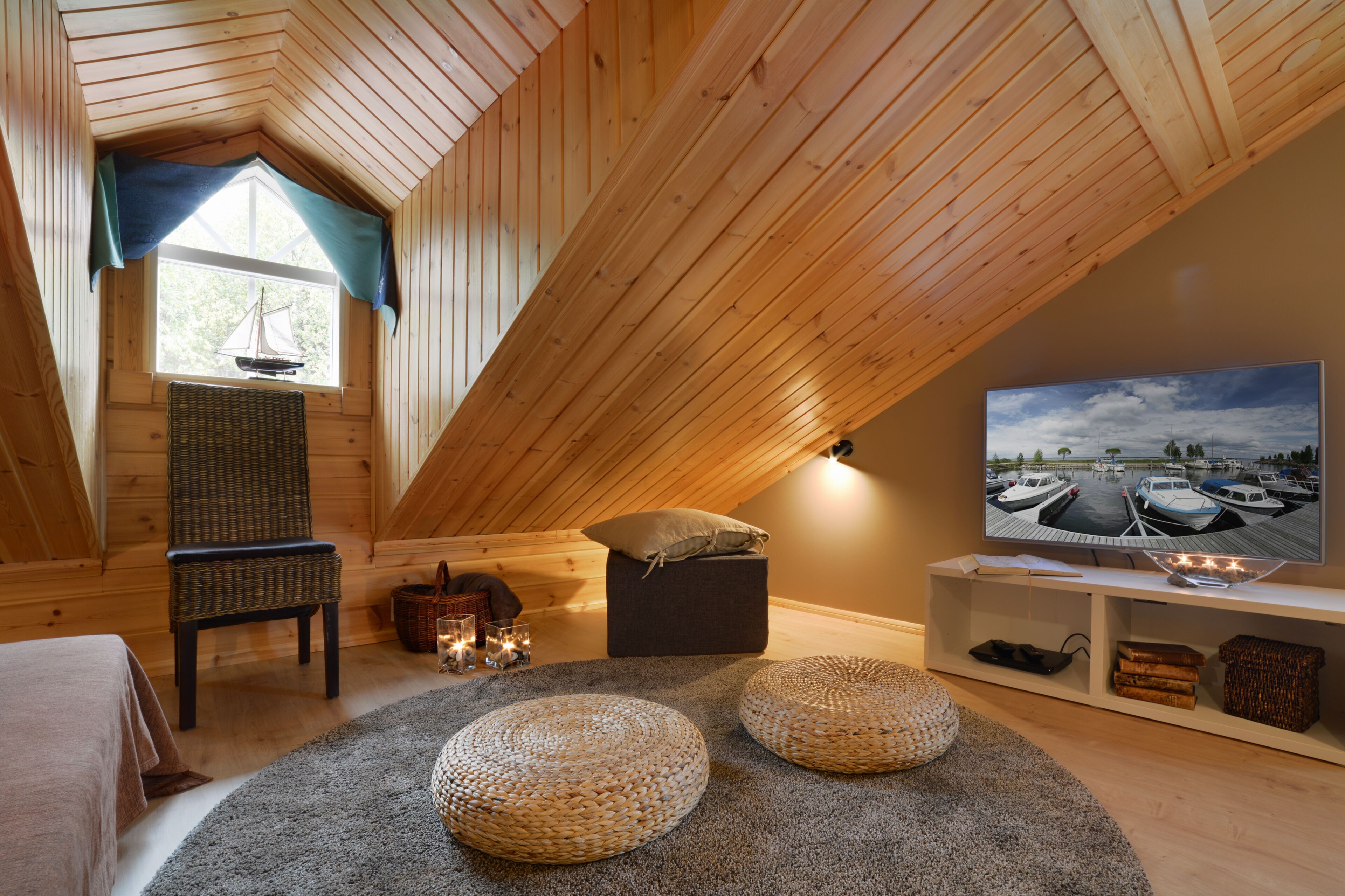 Superior Apartment 4, Sauna (Pets allowed - Bed Linens Available for Extra Cost) | 거실 공간 | 케이블 채널 시청이 가능한 48인치 평면 TV, TV, 벽난로