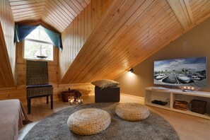 Superior Apartment 4, Sauna (Pets allowed - Bed Linens Available for Extra Cost) | Coin séjour | Télévision à écran plat, cheminée, lecteur de DVD, chauffage par le sol