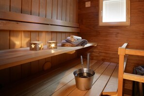 Superior Apartment 4, Sauna (Pets allowed - Bed Linens Available for Extra Cost) | Kamar mandi | Shower, perlengkapan kamar mandi ramah lingkungan,  dan pengering rambut