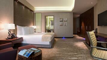 Minibar, coffres-forts dans les chambres, bureau