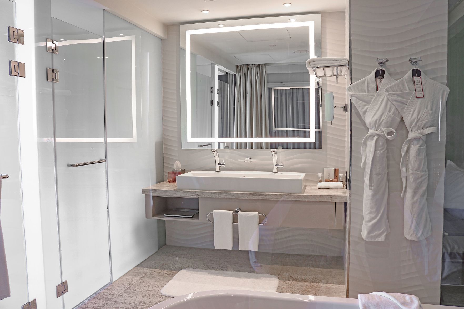 Badkamer | Een douche, milieuvriendelijke toiletartikelen, een haardroger