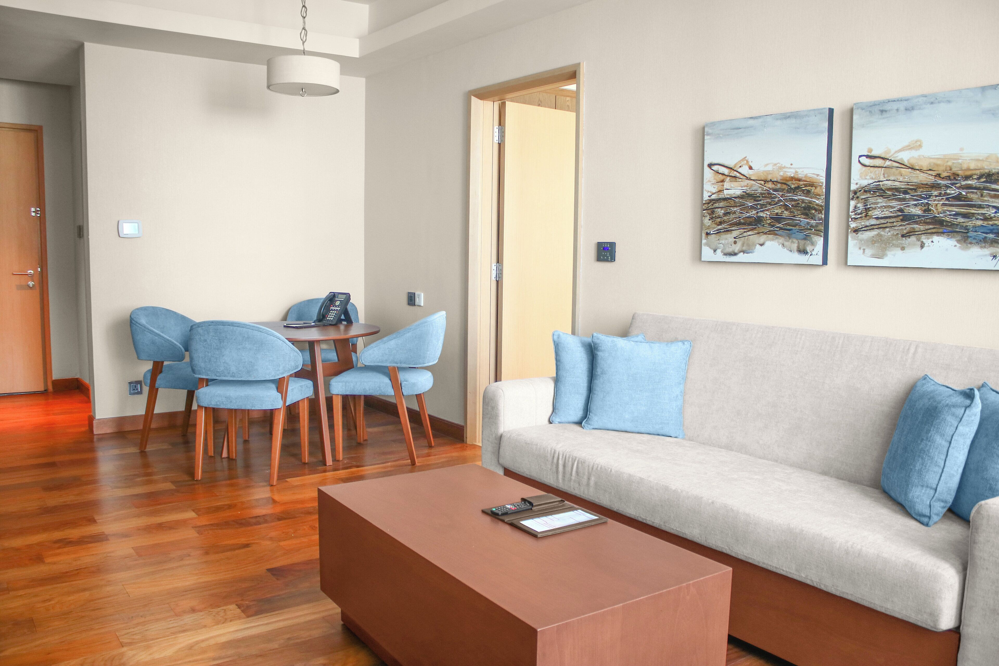 Minibar, brankas, meja kerja, dan setrika/meja setrika