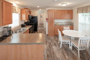 Cottage | Private kitchen | Fridge, microwave, oven, stovetop - Big Tree RV Resort (Arcadia)