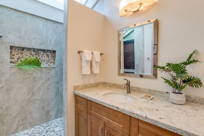Condo, 3 habitaciones | Baño | Toallas y shampoo