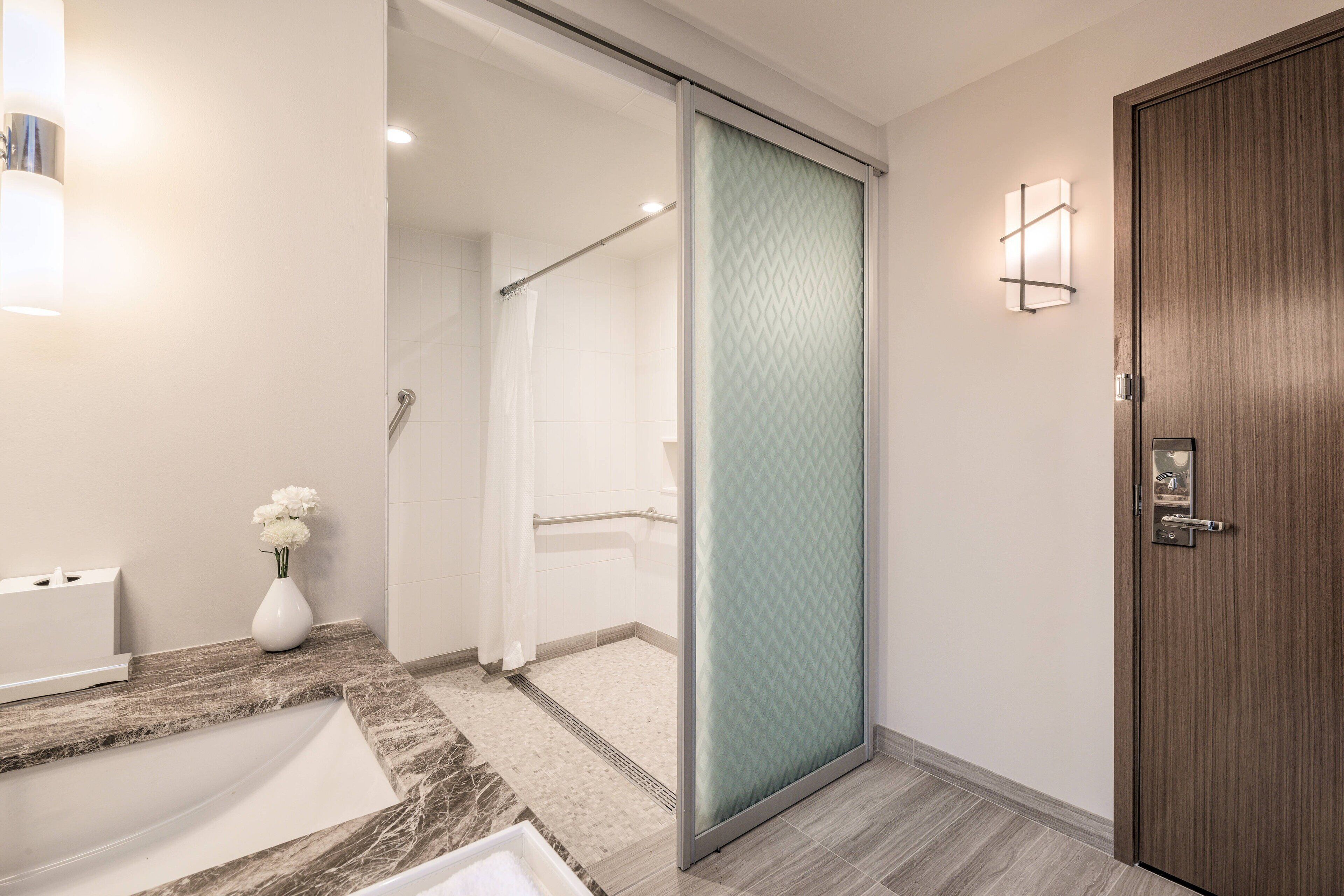 Un baño moderno con bañera, ducha e inodoro.